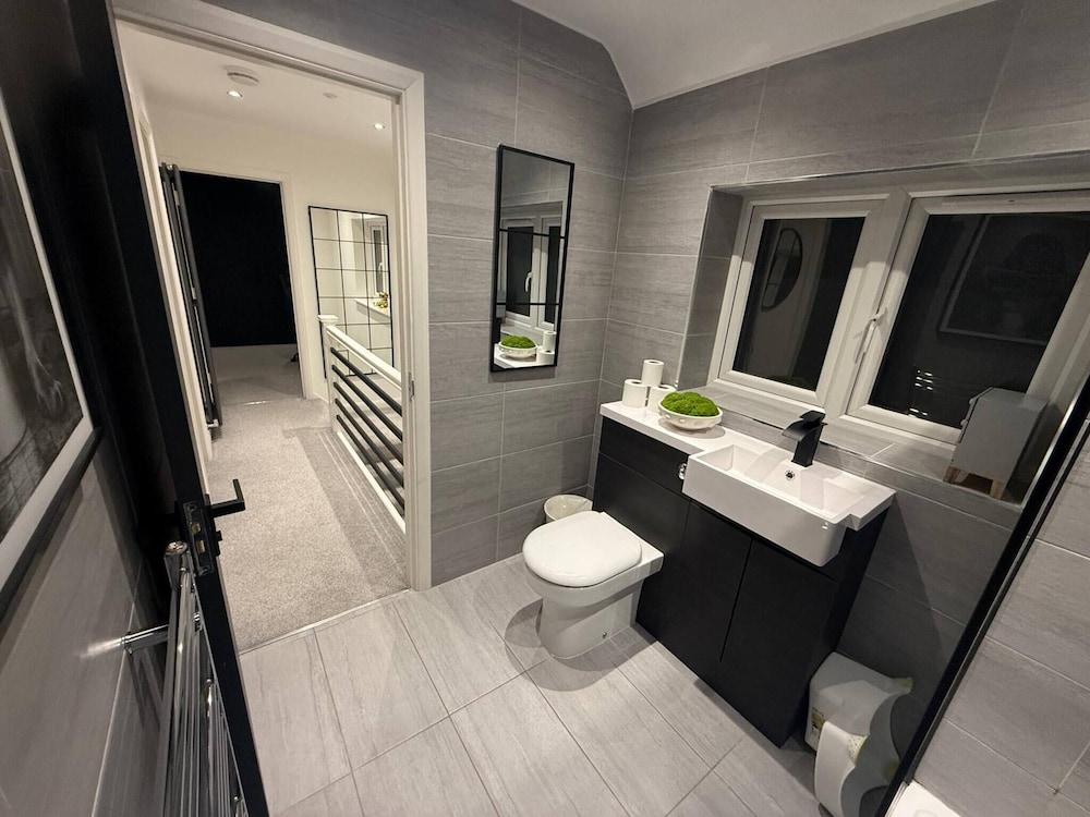 Luxury Retreat, Hot Tub, SK Massage Bed & Tesla
