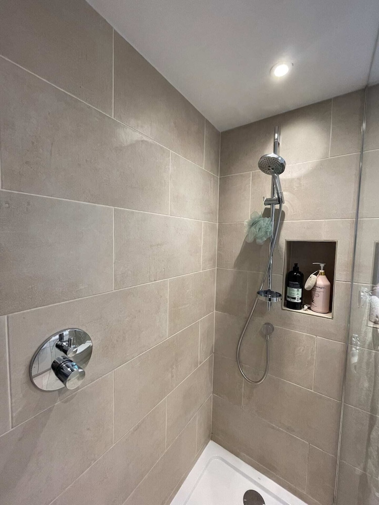 Vibrant & Beautifully Decorated 1BD Flat Brixton!