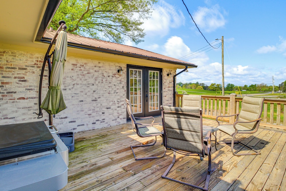 Deck & Yard: 'margy's Farmhouse' in Jasper