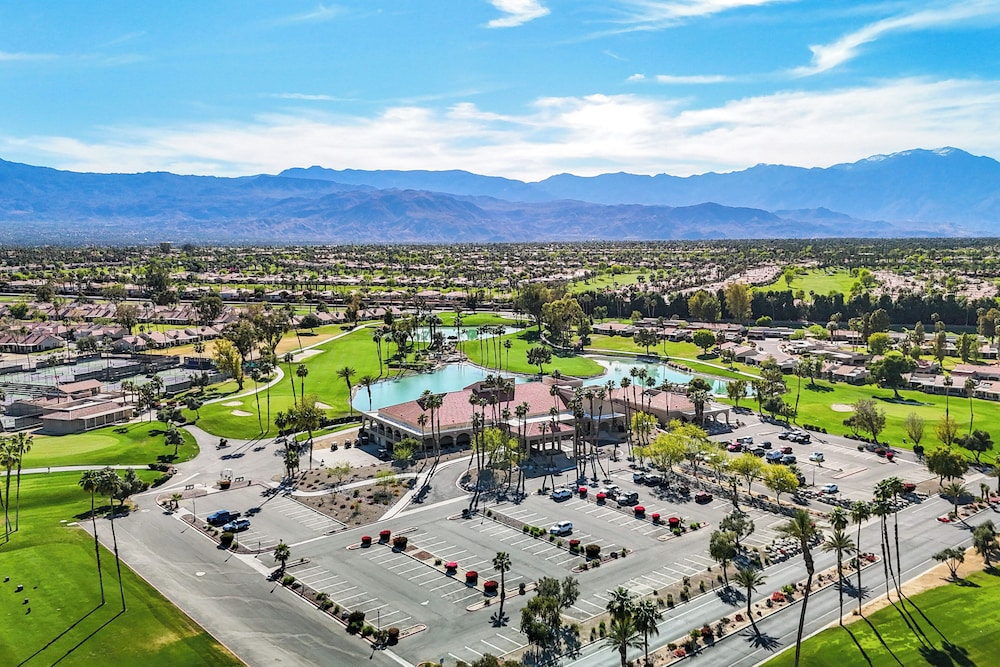 Golf & Swim: Country Club Condo in Palm Desert