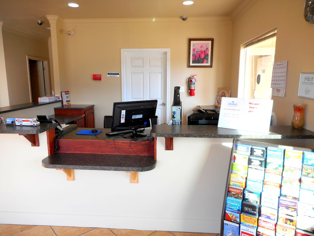Victoria Vacations - Crossroads Inn  Suites - Property Image 3