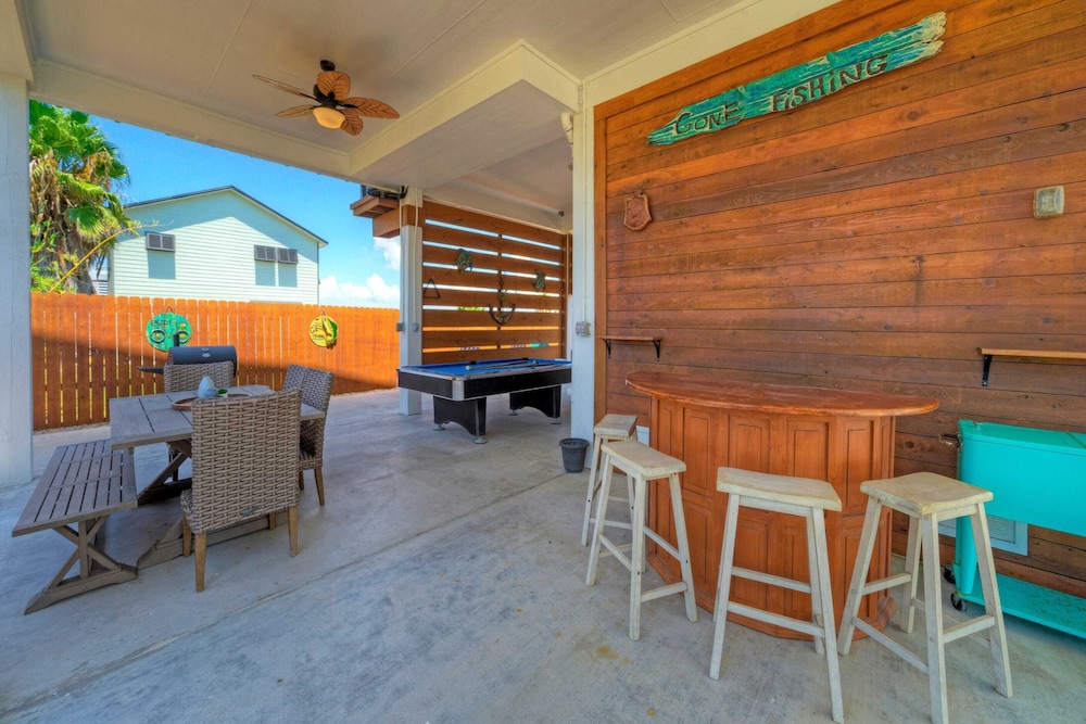 Family-friendly Beach Home Bbq, Patio & Fire Pit & Mins to Beach Bottom's Up by Avantstay