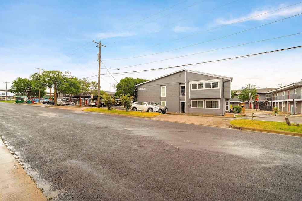 Stylish 1BR Near UT Highland Evonify - Image 1