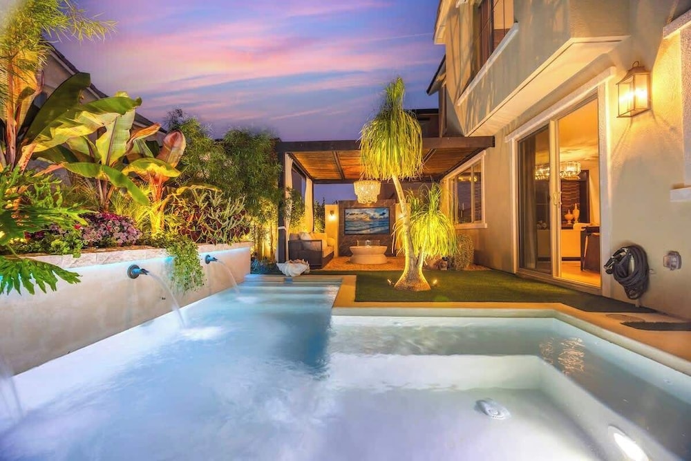@marbella Lane - Stylish Dream Home in RMV w/ Pool