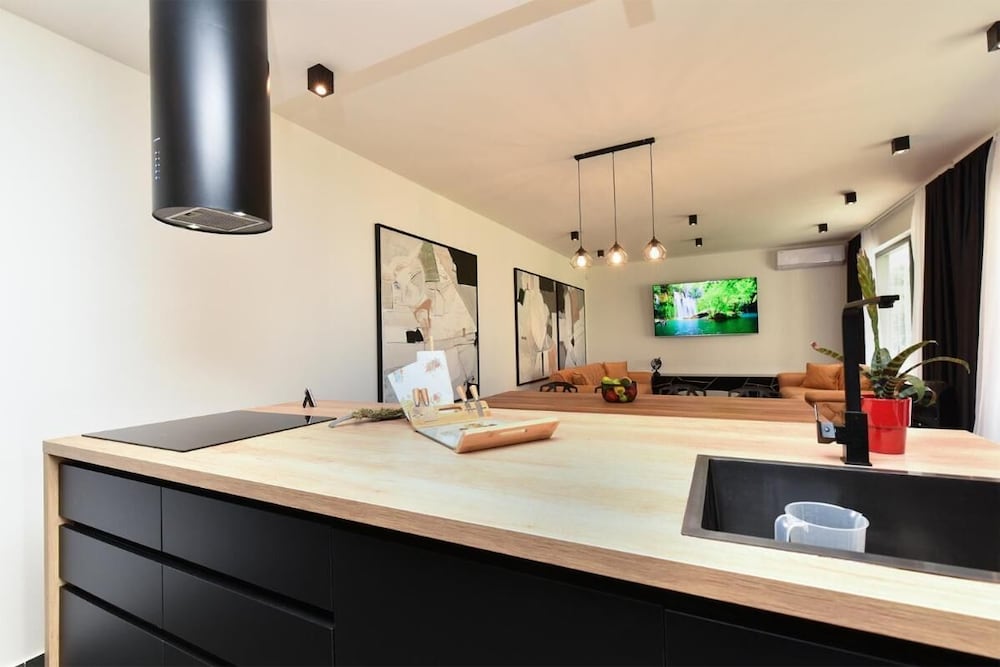 Spacious Villa With Pool and Garden in Stokovci