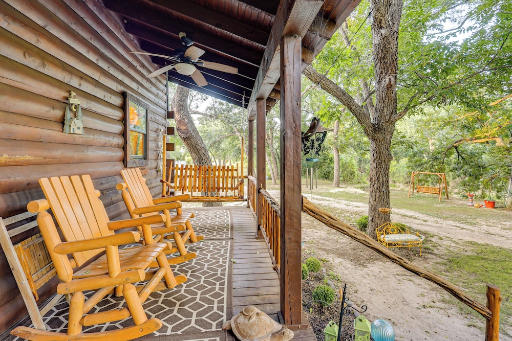 Private Pool: Fun Riverfront Retreat in Hamilton!