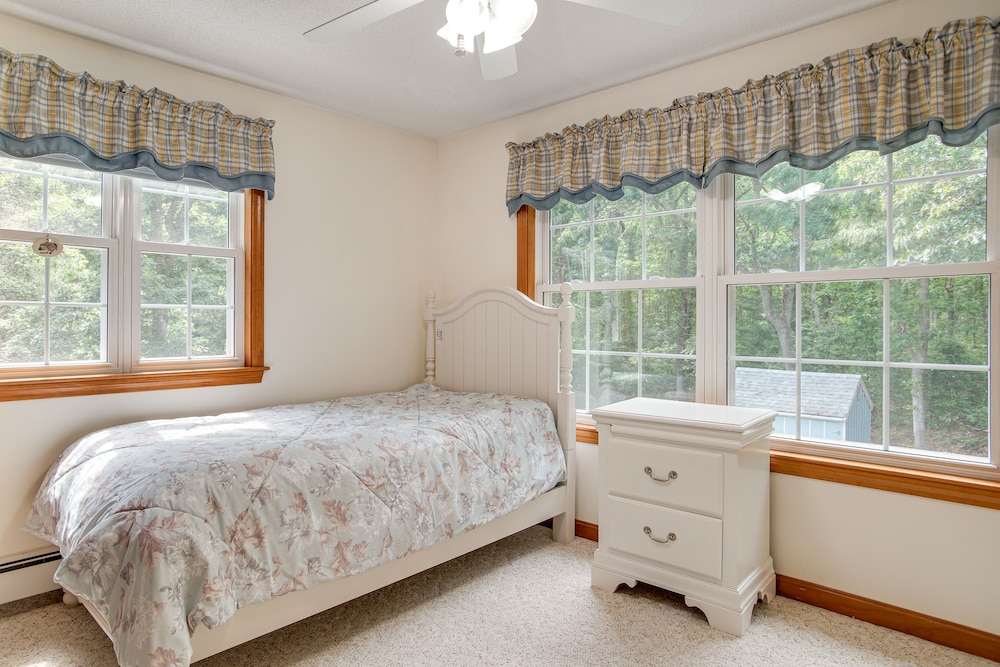 1/2 Mi to Beach: Stunning Home w/ Deck in Falmouth
