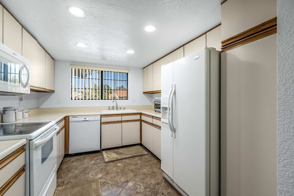 Stylish Condo With Panoramic View Community Pool