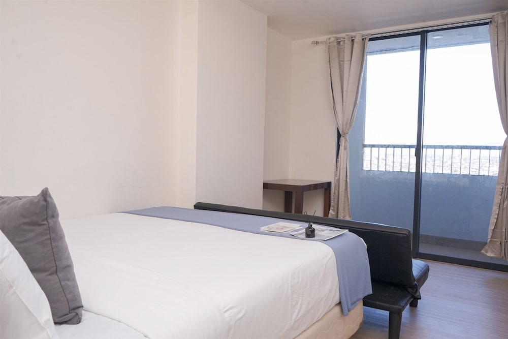 Good Deal and Comfy Studio at Collins Boulevard Apartment