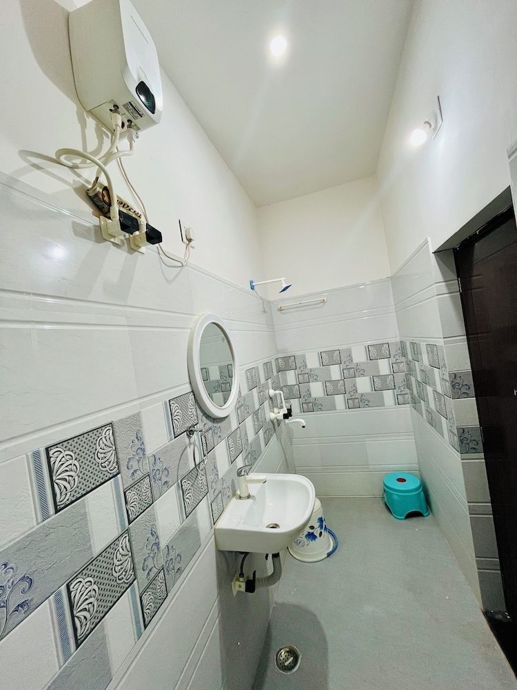 AVR MOTEL