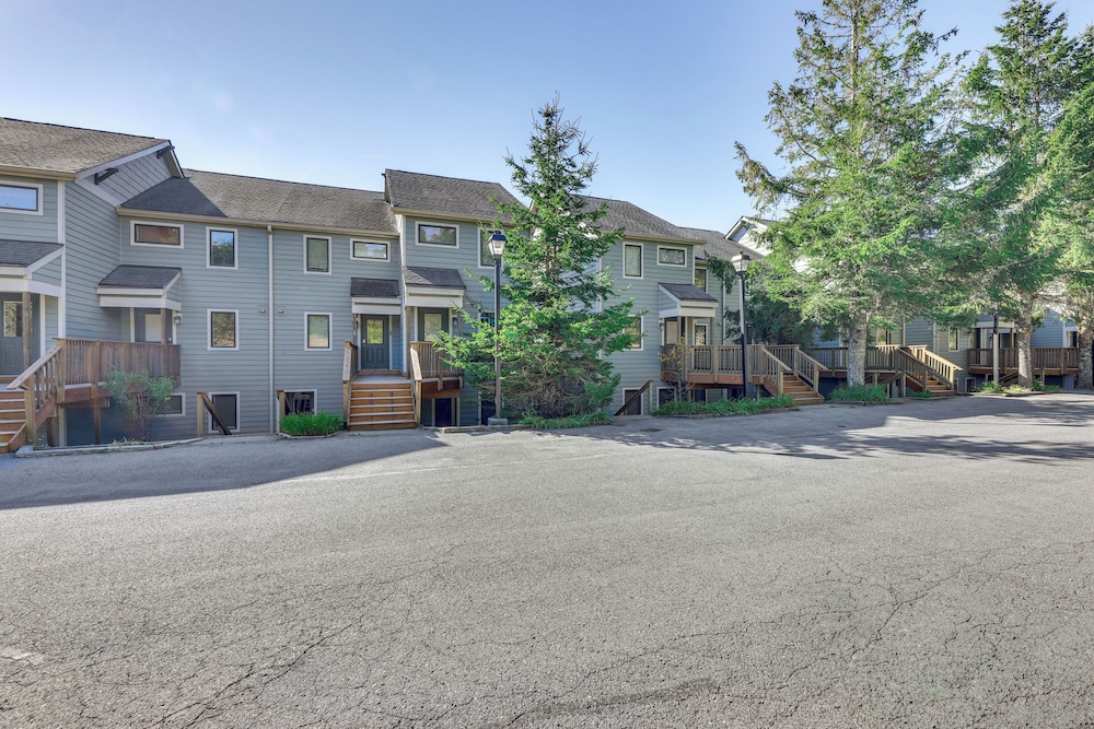 2 Mi to Snowshoe Resort: Townhome w/ Deck! view 5
