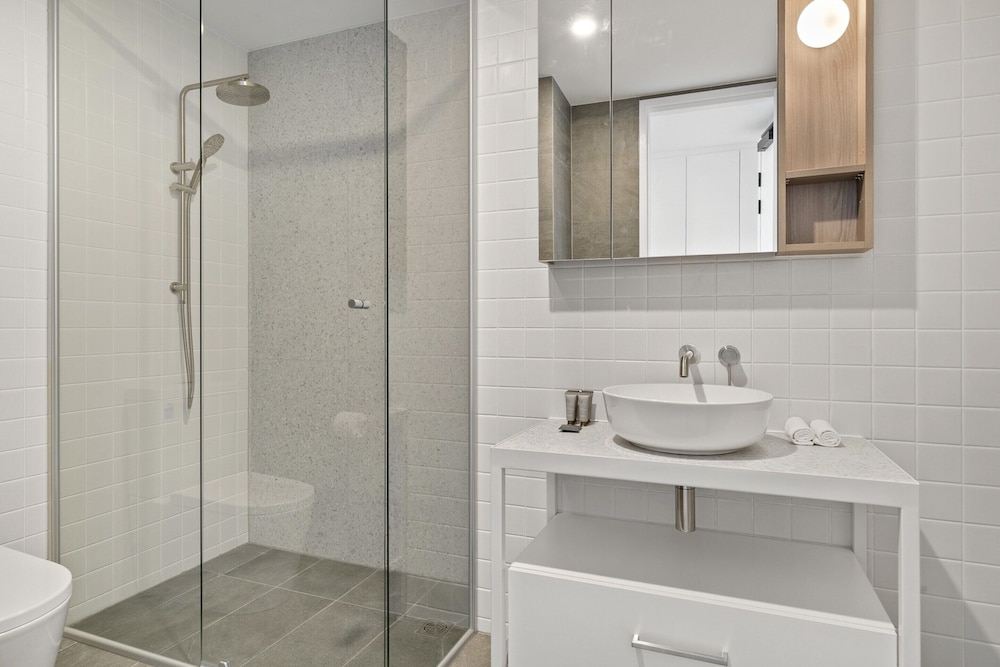 Chic Ground-floor Studio Near Local Cafes