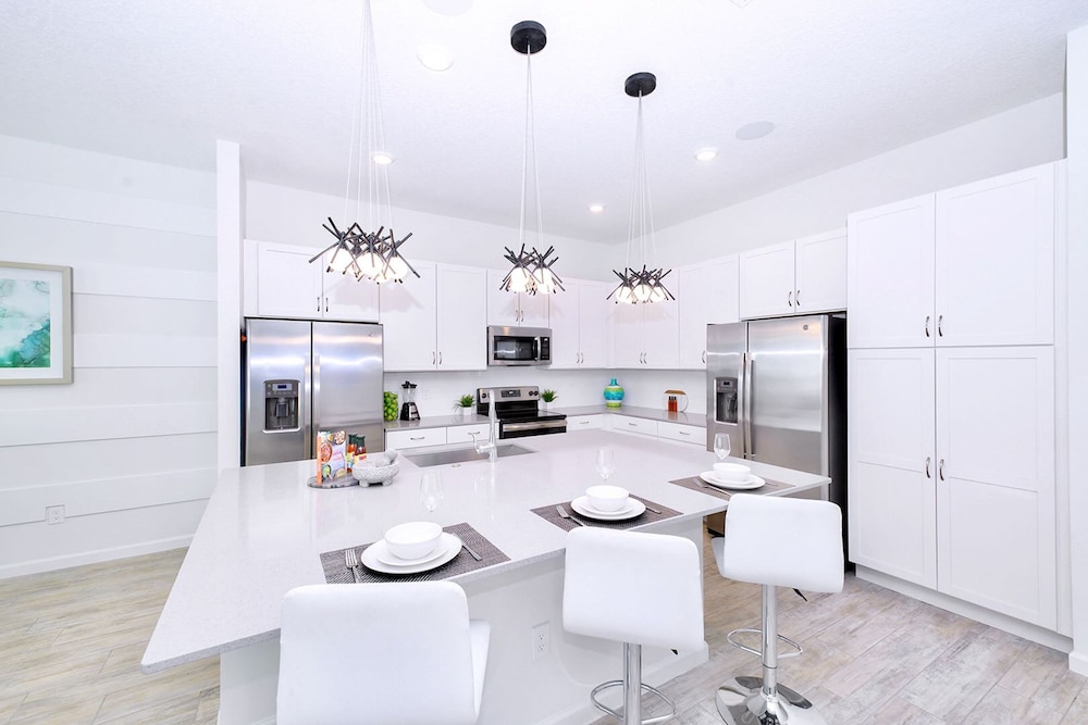 Upstay Mansion w Cinema Games Pool- Sleeps 26