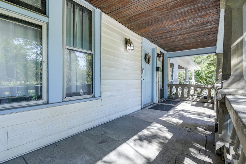 3 Mi to Dtwn Indy: 20th-century Apt w/ Fenced Yard
