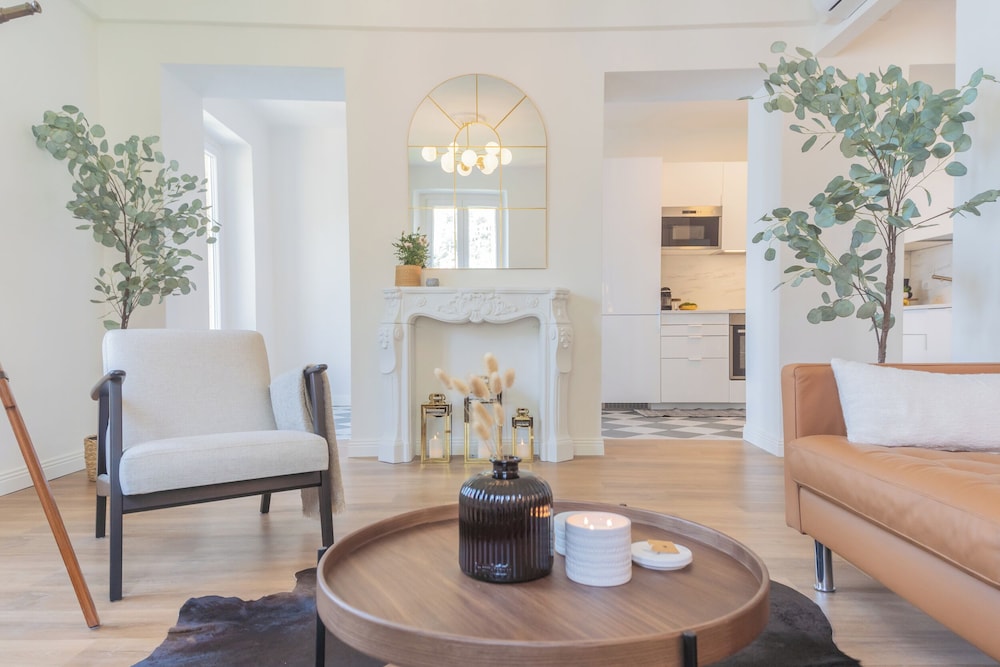 Lakeview Apartments by Rent all Como
