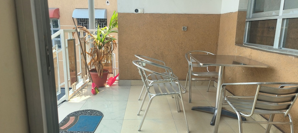 Serene 5-bedroom Apartment in Kinshasa's 10ème Rue Limete-résidentiel