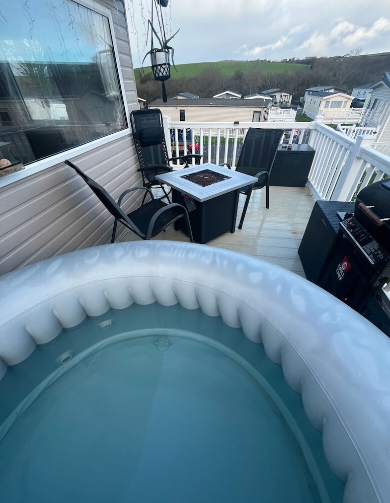Cozy Newquay Lodge With Private Hot Tub,