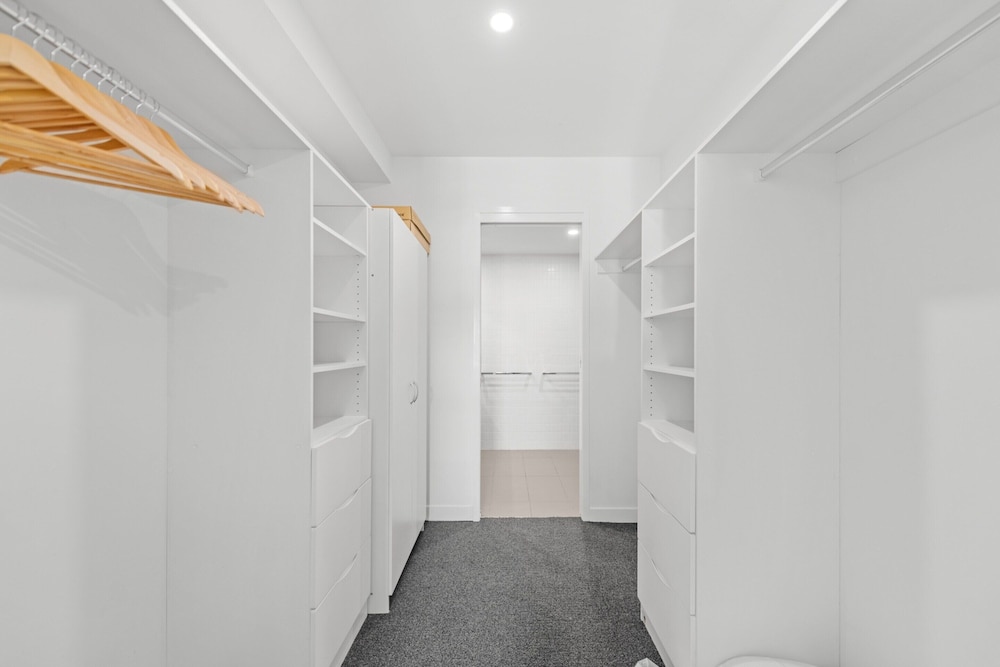 Stylish West End Stay With Rooftop Pool & BBQ