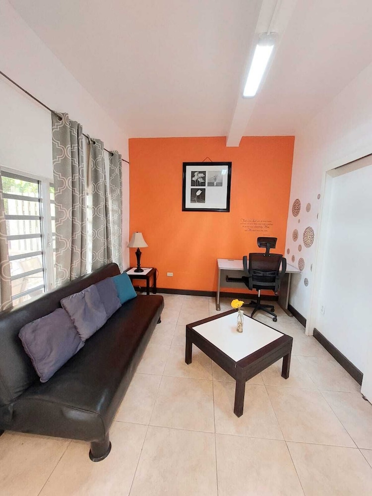 La Casa de Joy Airport Apartments