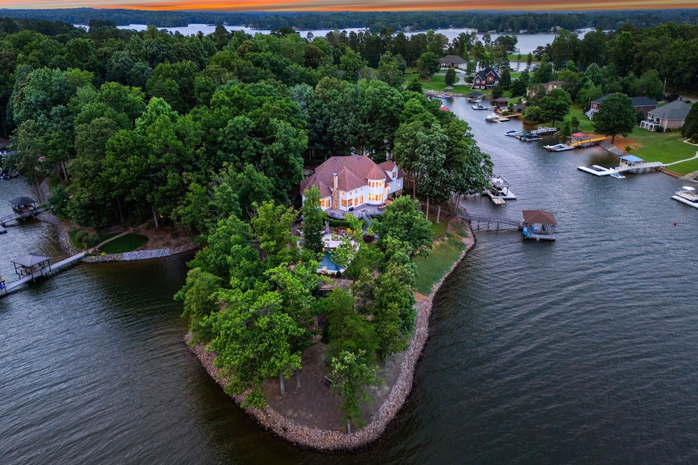 Paradise Pointe by Avantstay Lakefront Views Playset