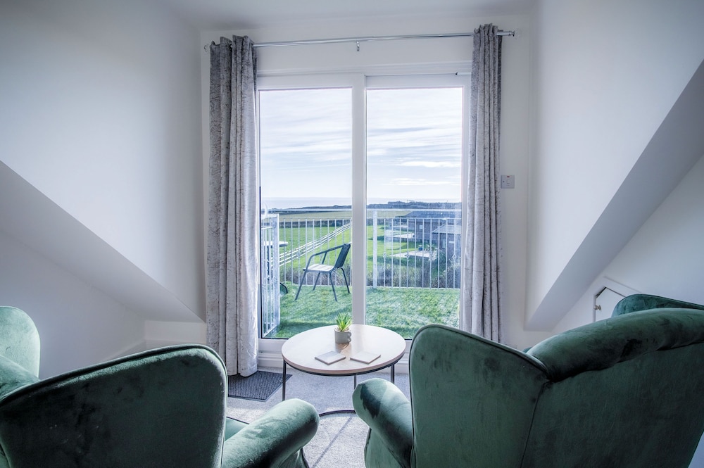 Oasis - 2 Bed Apartment - Ocean Breeze