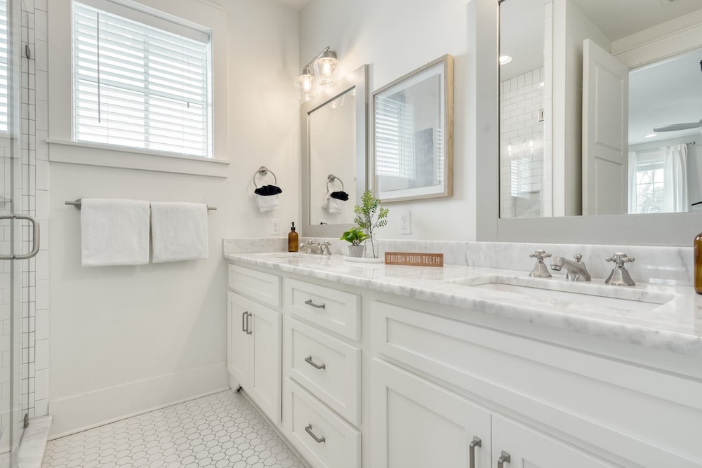 Hiker House by Avantstay Beachy 4BR w/ Communal Pool + Porch view 2