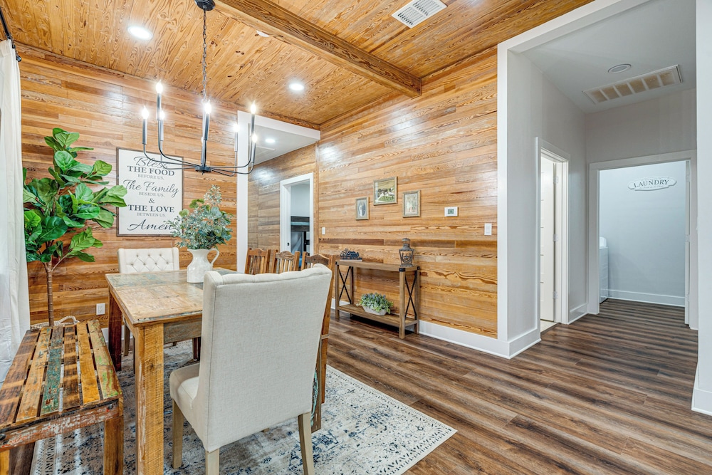 Furnished Deck + Views: Rural Schulenburg Retreat