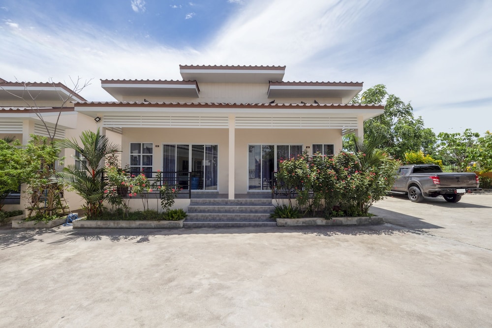Bang Lamung Vacations - OYO 1048 Home and Garden Resort - Property Image 1