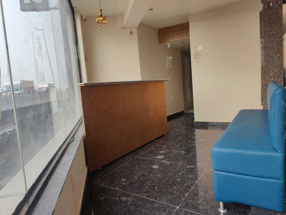 Lobby & Reception