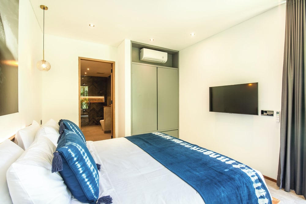Seaside Escape: 4BR Villa, 190m to Canggu Beach