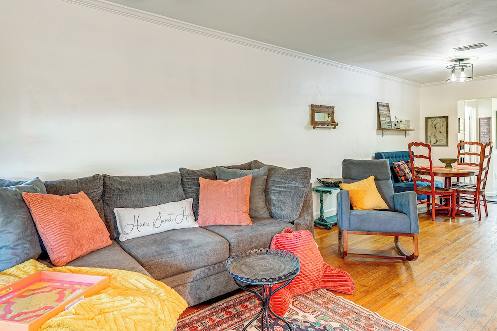 Walk to Parks & Golf: Artsy Bungalow in Lakeland!