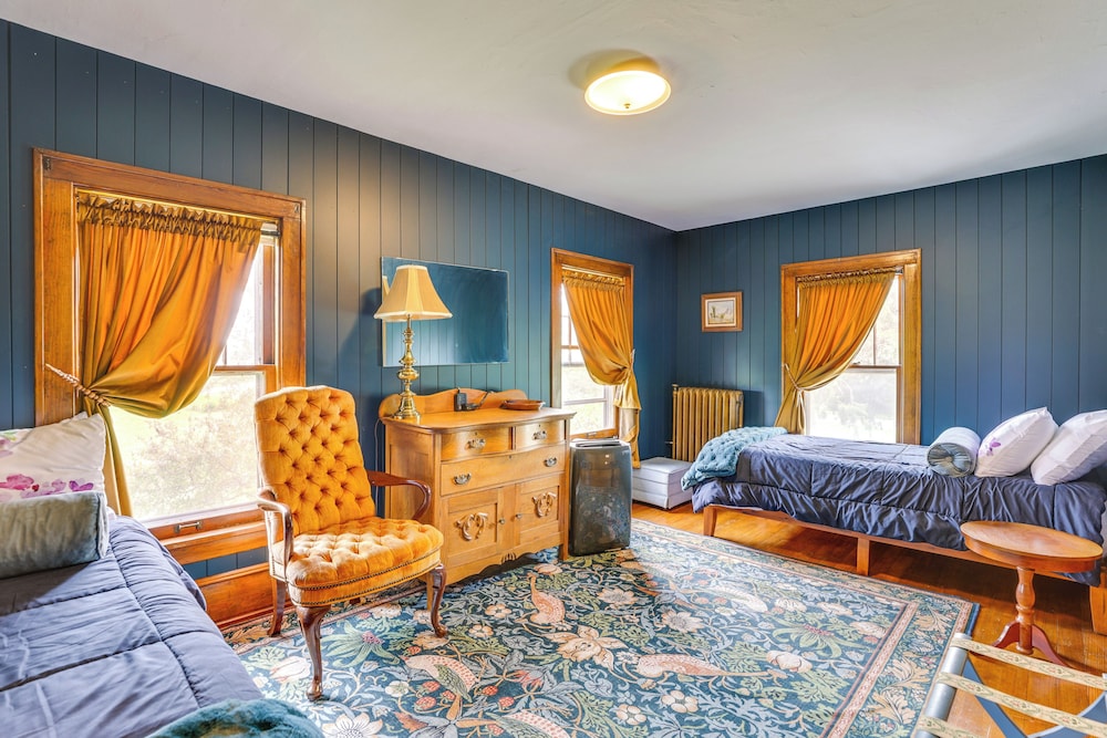 Group Getaway: Luxe Farmhouse in Mt Horeb!