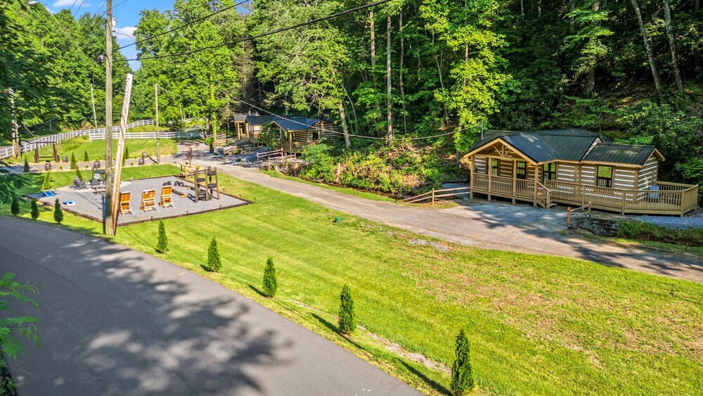 5 Cabins in Gburg Sleeps 16 Firepit Games