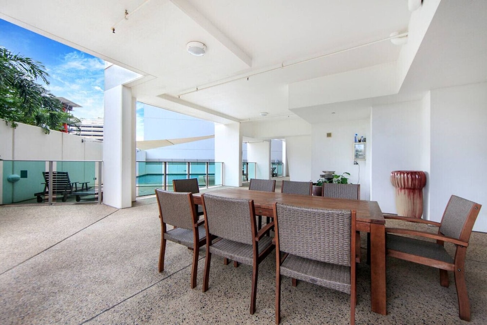 Zen Sapphire Shore Balcony - Pool - Work Desk