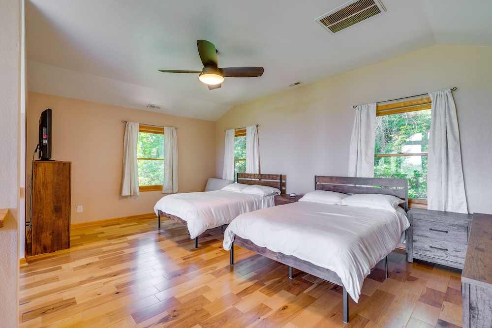 Cozy Murphy Cabin Retreat: Hot Tub & Mtn Views! view 2