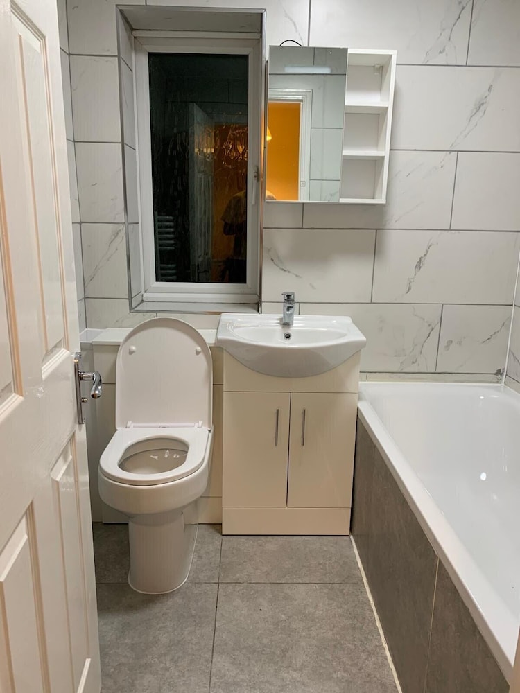 2 Bedroom House - Sleeps 5 - Free Parking, Wifi