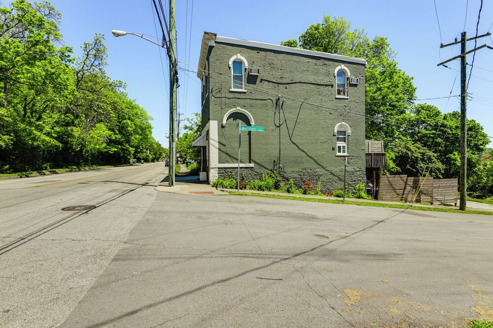 7 Mi to Dtwn: Charming Couple's Cove in Cincinnati