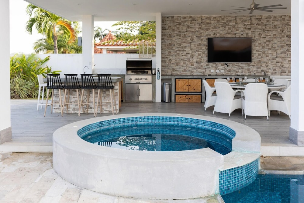 The Wow House by Acomodo