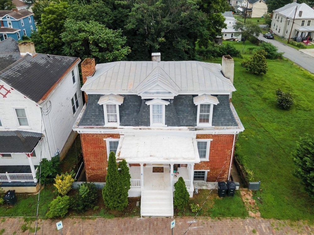 Central 4BR Historic Gem Near Colleges
