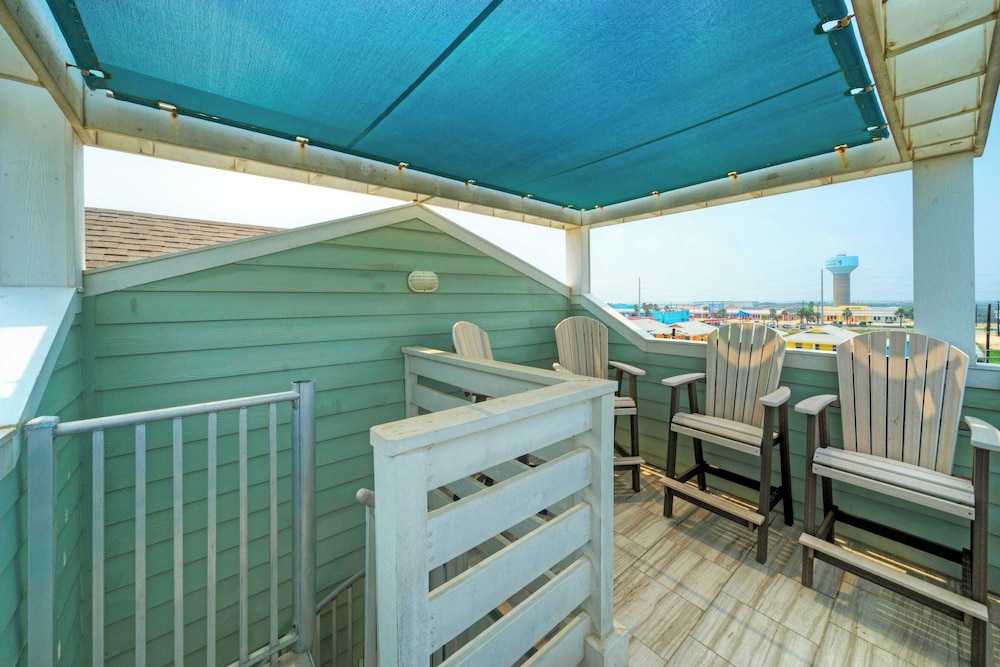 Saltwater Pool, Rooftop Deck w/ View, Near Beach The Blue Crab by Avantstay