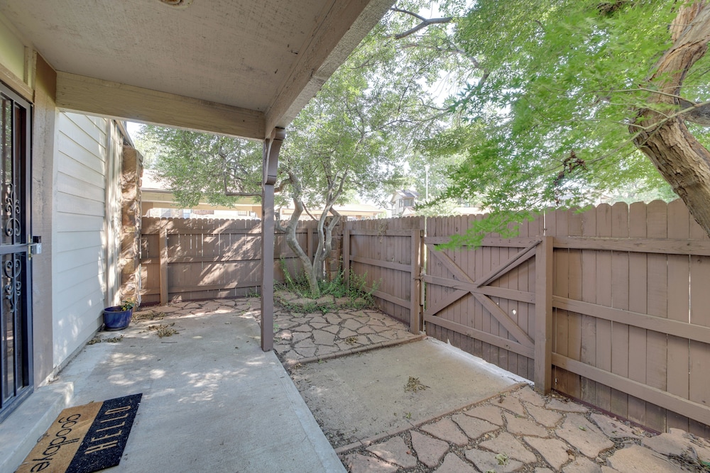 10 Mi to Dtwn Tulsa: Condo w/ Pool Access!