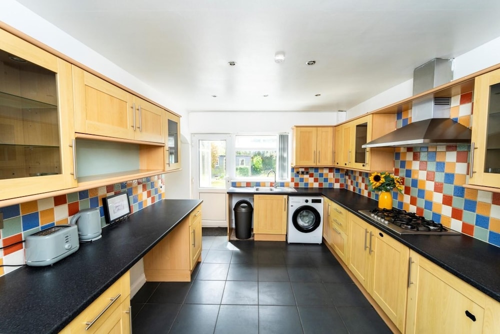3 Bed House - Sleeps 5 - Pets - Garden - Parking