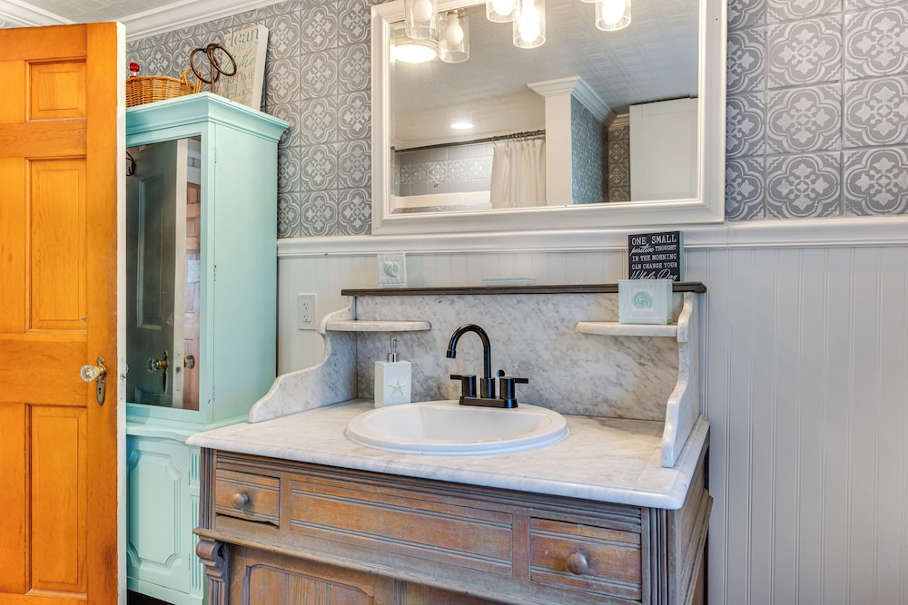 Hot Tub & Fireplace: Coastal Getaway in Maine