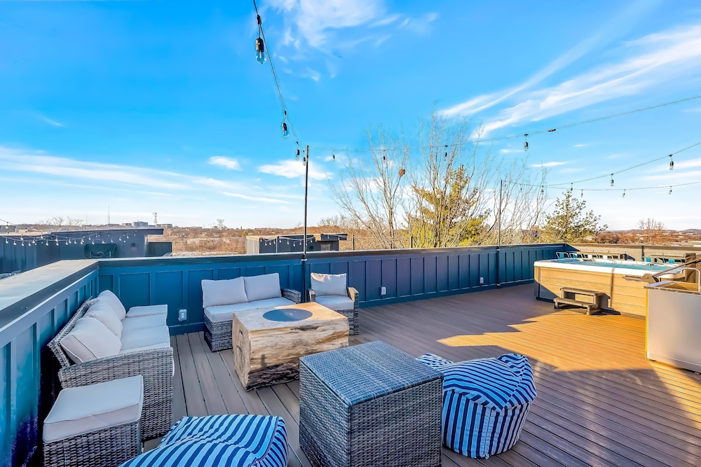 Twin Homes Hot Tub Rooftop Game Zone at Nashville