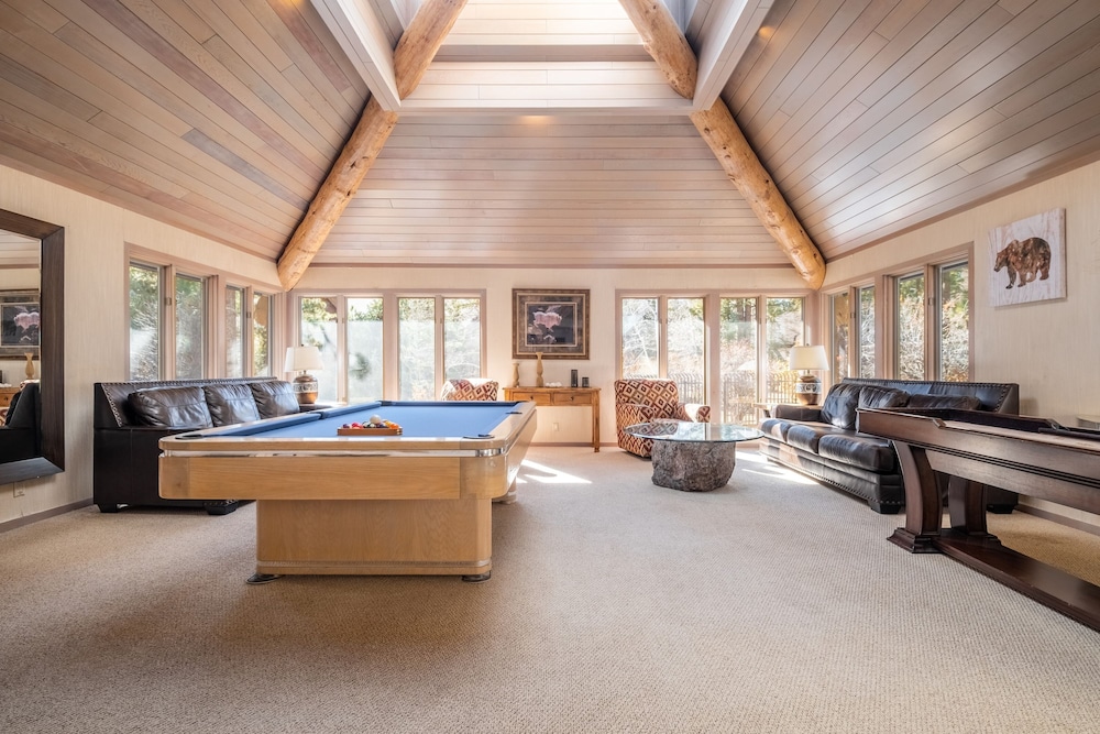 Heavenly Valley by Avantstay Home w Pool Sauna Hot Tub Game Room Tennis Crt Basketball Crt