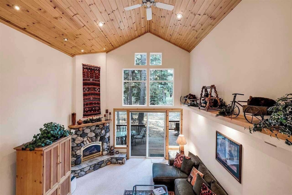 Pinewood Lodge by Avantstay Cozy Cabin Near Ski Resorts & Hiking