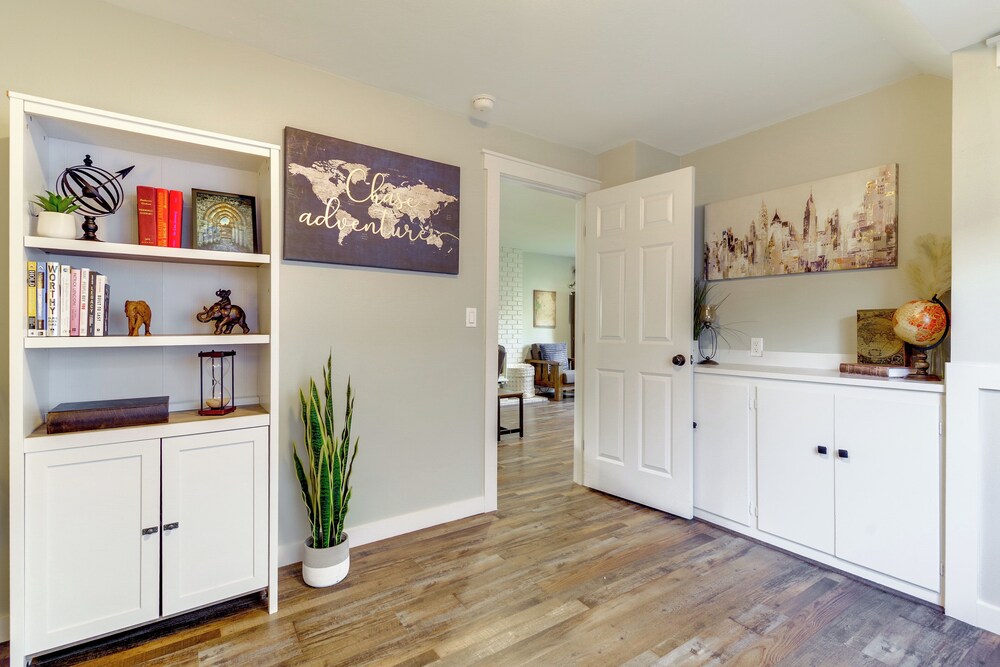 1 Mi to Historic Dtwn: Dog-friendly Everett Home!