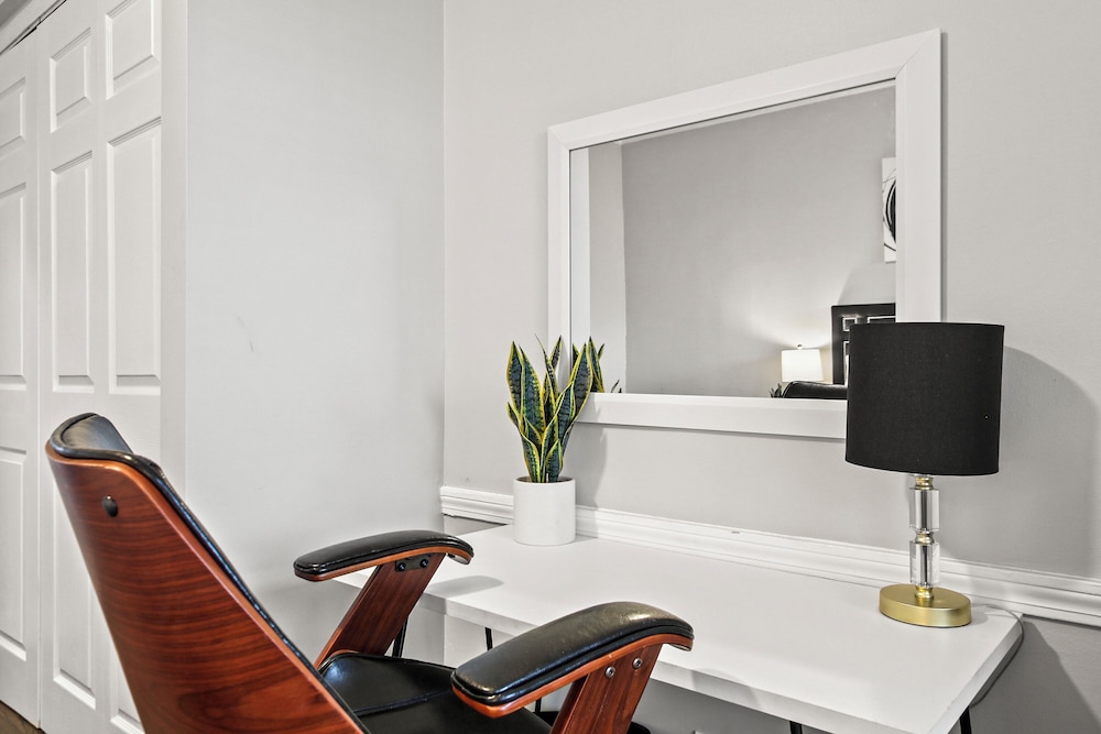 Cozy 2BR in Chicago - Roscoe 08-1W