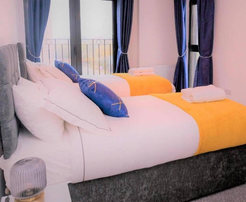 Livestay - Modern Spacious 2 Bed 2 Bath Apartment view 2