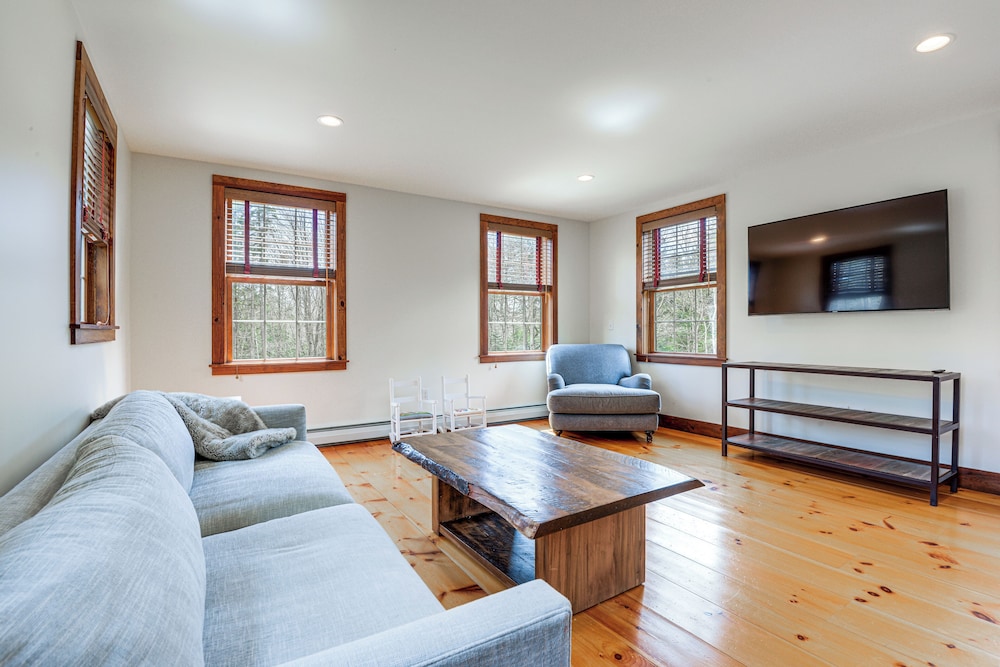 Deck & Fire Pit: All-season Wilmington Retreat
